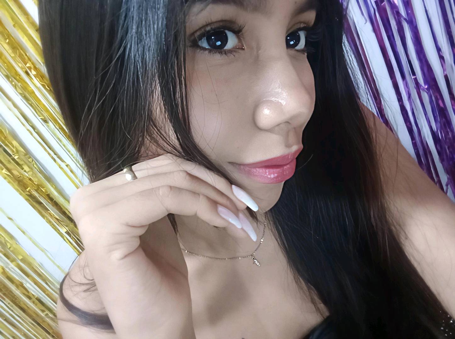 A woman from Peru, one of the people you might meet in a random video chat on OmeLucky