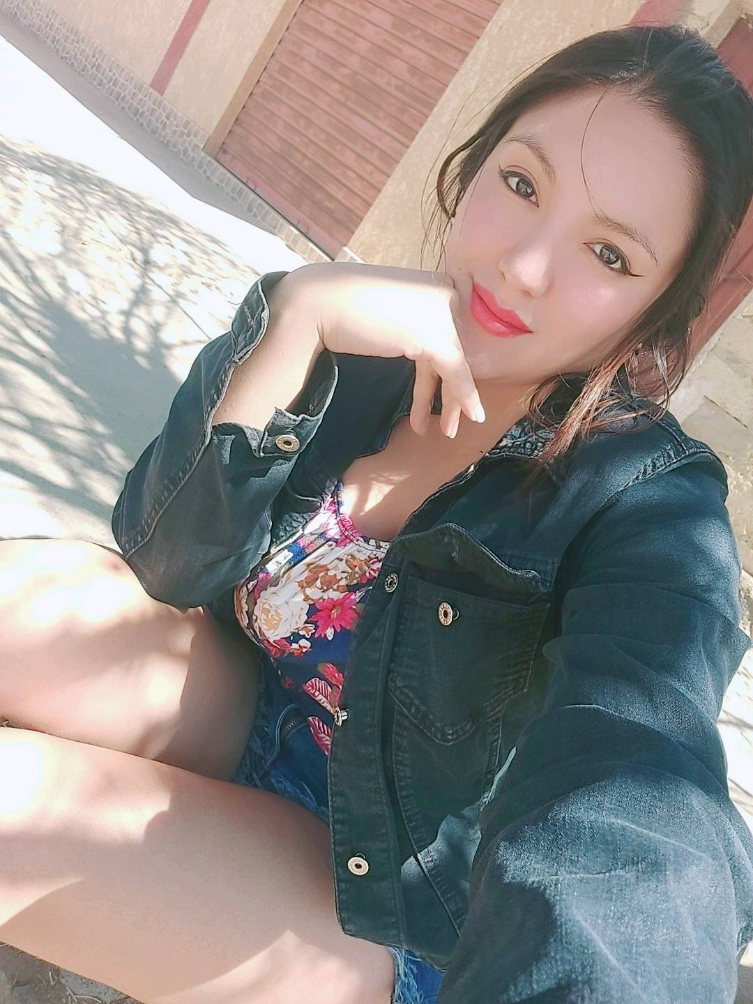 A woman from Bolivia, one of the people you might meet in a random video chat on OmeLucky