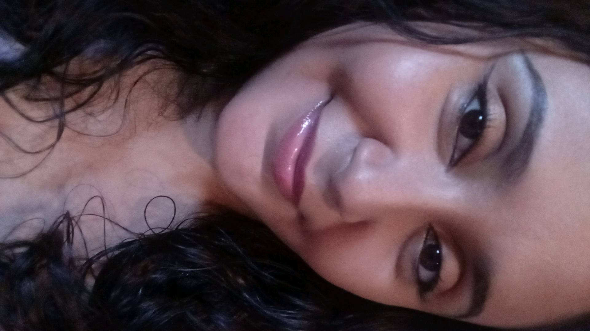 A close-up of a woman from Nicaragua smiling, as she would look on a 1v1 chat
