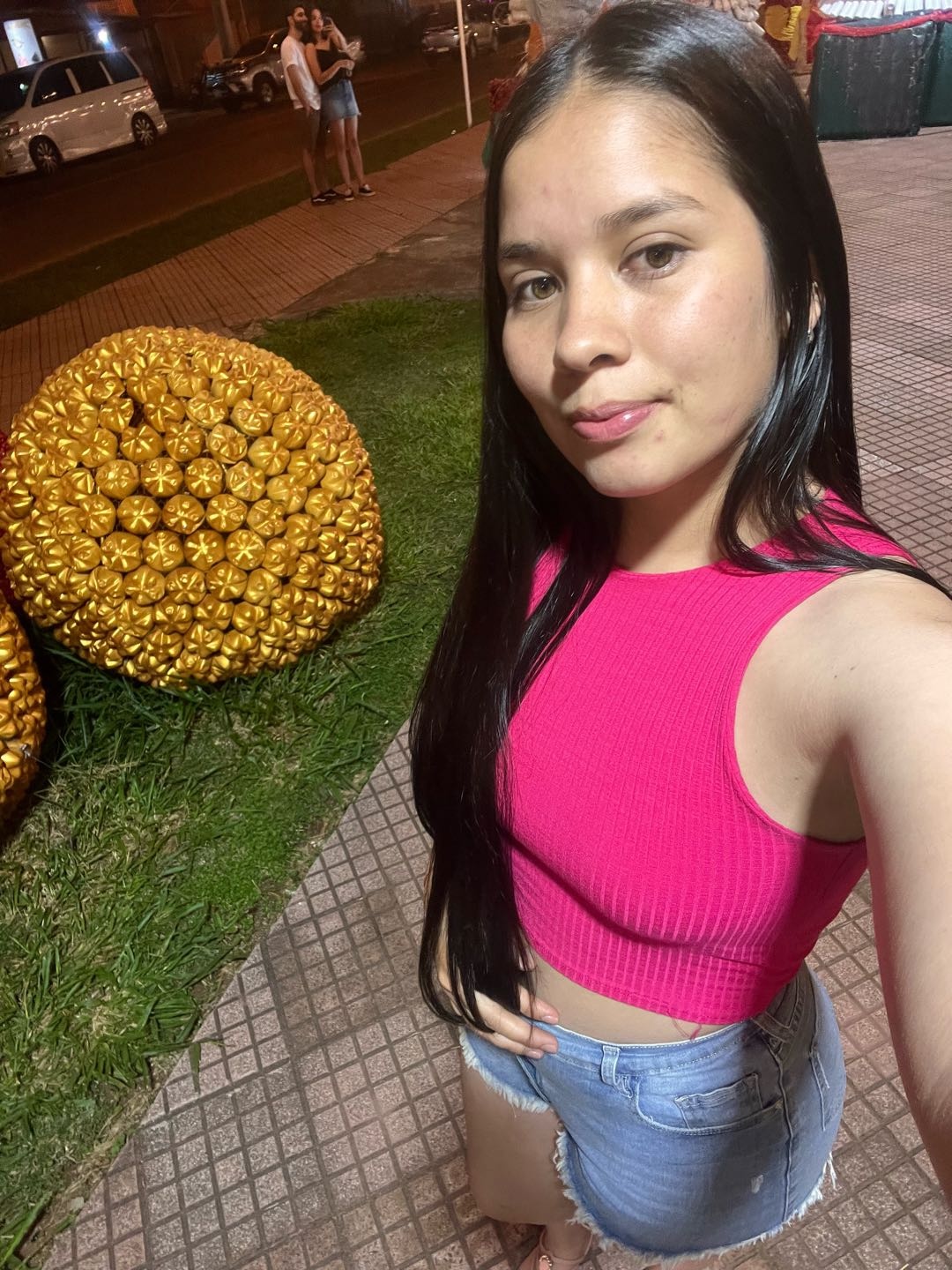 A woman from Paraguay, one of the people you might meet in a random video chat on OmeLucky